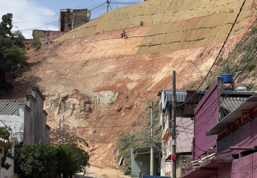 Obra De Tratamento De Encosta Vai Beneficiar Moradores Em Vila De BH